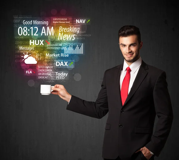 Geschäftsmann mit weißer Tasse mit täglichen Nachrichten und Informationen — Stockfoto