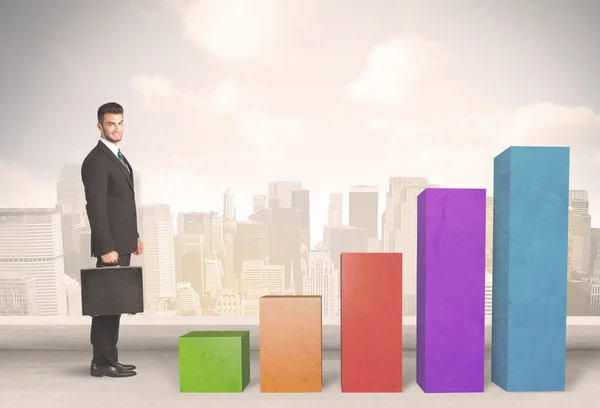 Pessoa de negócios subindo no conceito de pilares gráficos coloridos — Fotografia de Stock