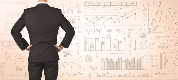 Biznesmen z diagramami i wykresami — Zdjęcie stockowe