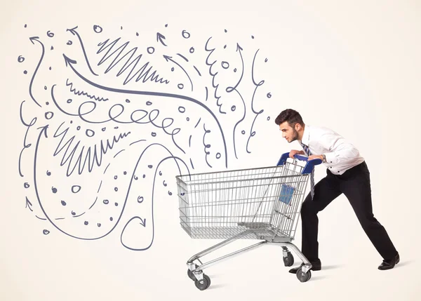 Alışveriş arabalı bir iş adamı.