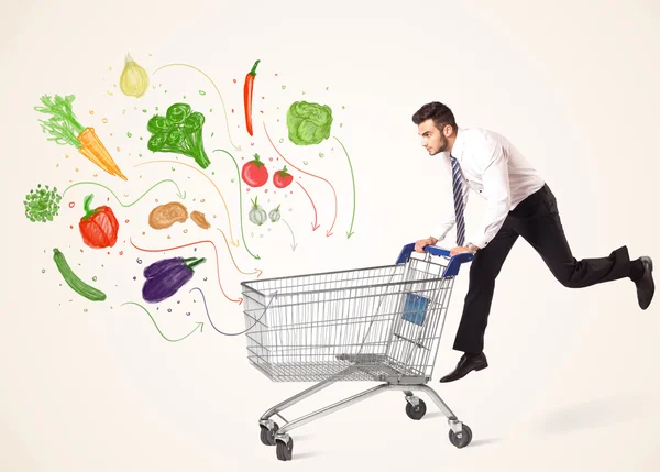 Empresário com carrinho de compras com legumes — Fotografia de Stock