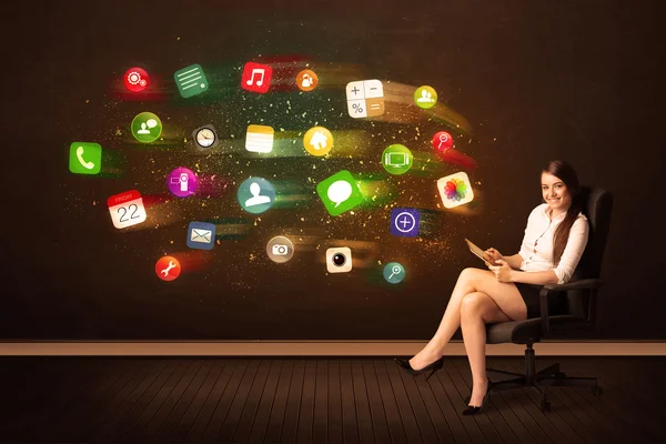 Donna d'affari seduta in sedia da ufficio con tablet e colorato — Foto Stock