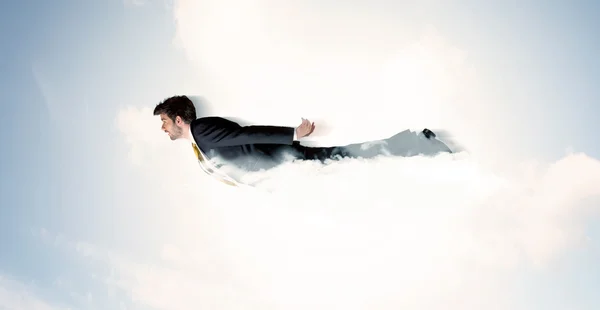 Hombre de negocios volando como un superhéroe en las nubes en el cielo —  Fotos de Stock