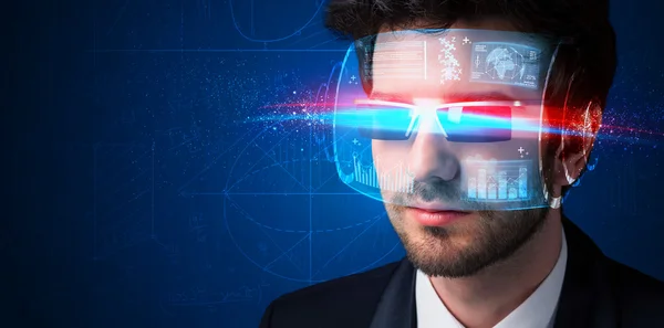 Homme avec de futures lunettes intelligentes de haute technologie — Photo