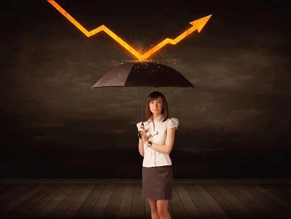 Zakenvrouw permanent met paraplu houden oranje pijl — Stockfoto