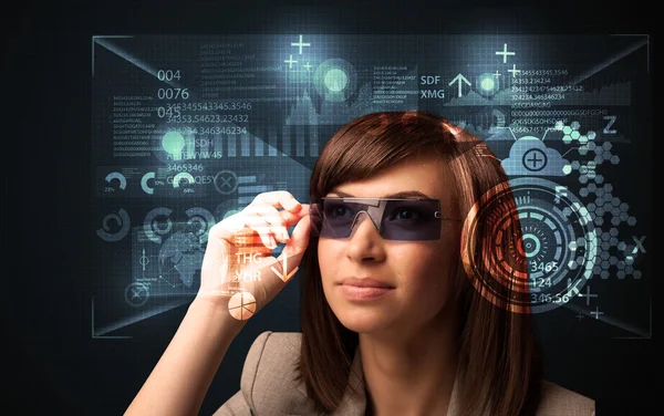 Junge Frau mit futuristischer smarter High-Tech-Brille — Stockfoto