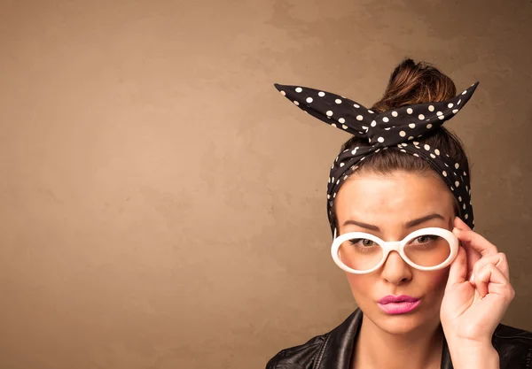 Portrait d'une jeune jolie femme aux lunettes de soleil et au copyspace — Photo