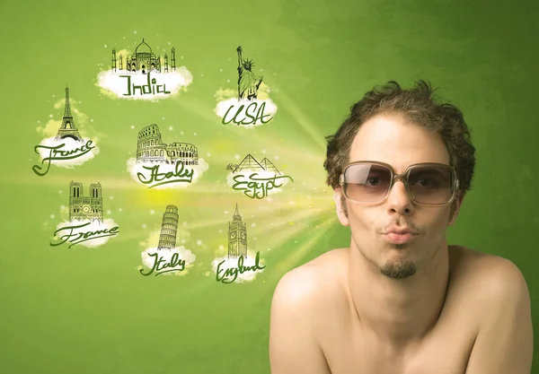 Boldog fiatalember utazik városok körül a w napszemüveg — Stock Fotó