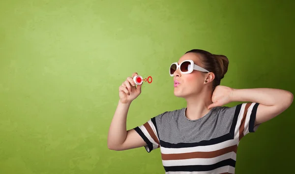 Bella donna che soffia bolla di sapone su sfondo copyspace — Foto Stock