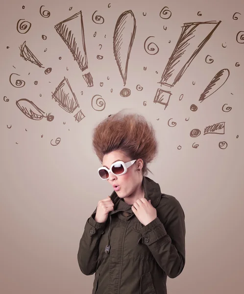 Giovane donna con stile di capelli e segni esclamativi disegnati a mano — Foto Stock