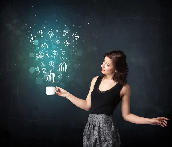 Podnikatelka drží bílý pohár s obchodními ikonami — Stock fotografie