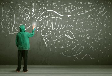 Genç şehir ressamı çiziyor