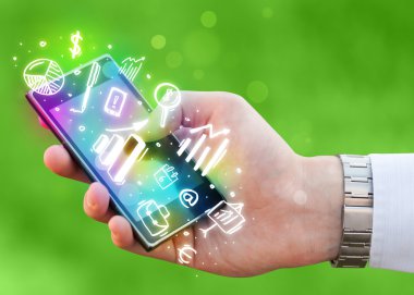 Finans ve pazar simgelerine ve sembollerine sahip akıllı telefon