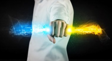 Elinde renkli, parlak veriler tutan bir adam.