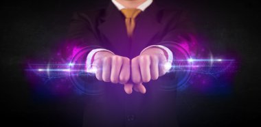 İş adamı gelecekteki teknoloji veri ağı tutuyor 