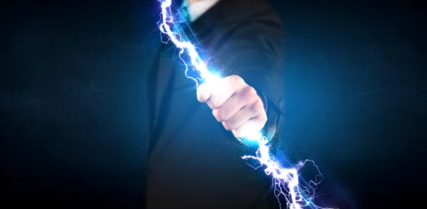 Homem de negócios segurando luz elétrica parafuso em suas mãos — Fotografia de Stock