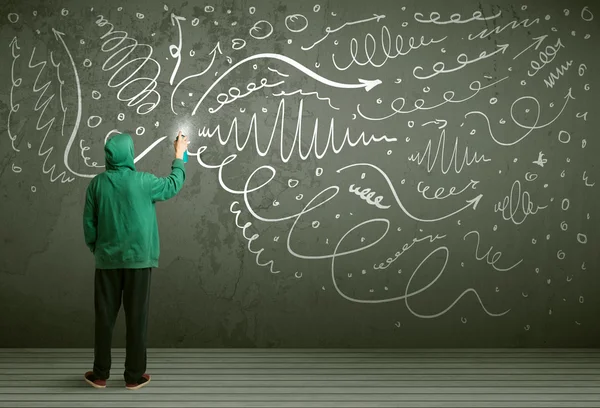 Genç şehir ressamı çiziyor