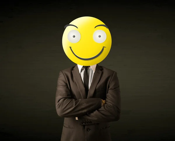 Biznesmen z uśmiechniętą twarzą — Zdjęcie stockowe