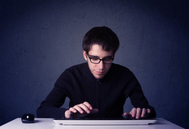 Hacker mavi arkaplanda klavye ile çalışıyor