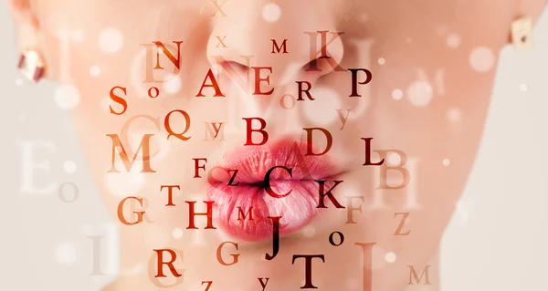 Mooi meisje lippen ademhaling lettertypen en tekens — Stockfoto