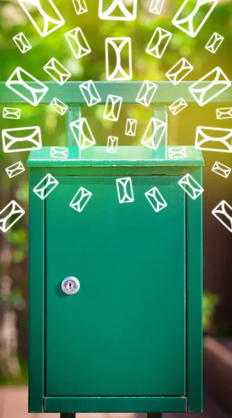 Skrzynka pocztowa z ikonami liter na świecącym zielonym tle — Zdjęcie stockowe