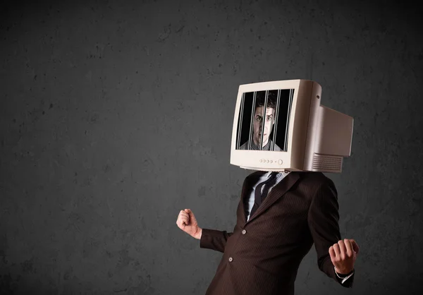 Geschäftsmann mit Monitor auf dem Kopf in digitalem System gefangen — Stockfoto