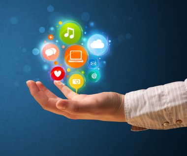 bir kadının elinde Multimedya simgeler