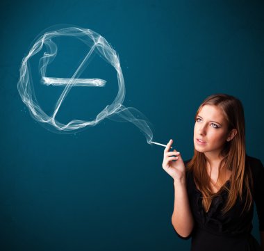 Sigara içmeyen sağlıksız sigara içen genç bayan.