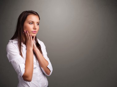 Boş fotokopi alanı olan güzel bir kadın.