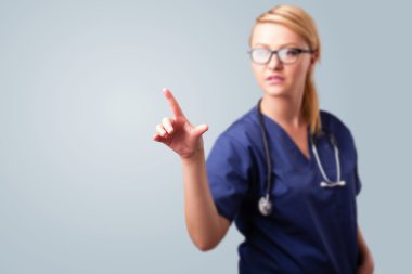 Kopya alanla el kol hareketi yapan genç bayan doktor.