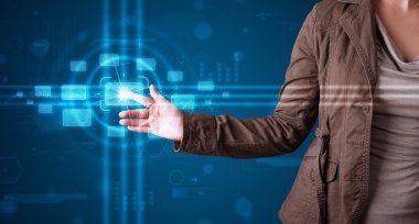 Kadın, modern düğmelere basıyor. 