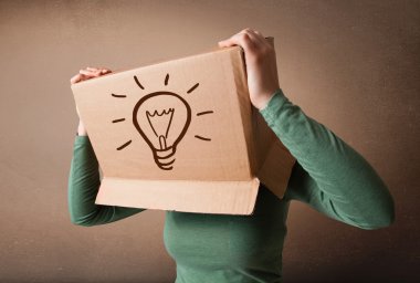 genç bir kadın ile bir karton kutu ile Light başında el hareketi