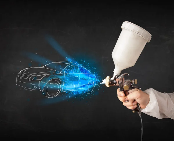 Werknemer met airbrush pistool schilderen met de hand getrokken auto lijnen — Stockfoto