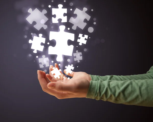 Puzzleteile in der Hand einer Frau — Stockfoto