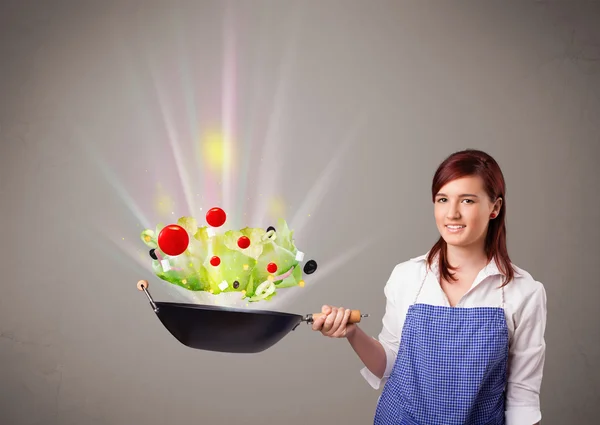 Jovem mulher cozinhar legumes frescos — Fotografia de Stock