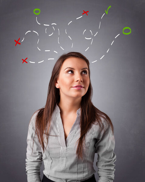 Молодая женщина думает с абстрактными метками над головой