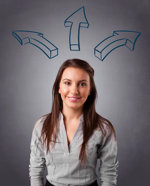 Mooie dame denken met pijlen overhead — Stockfoto