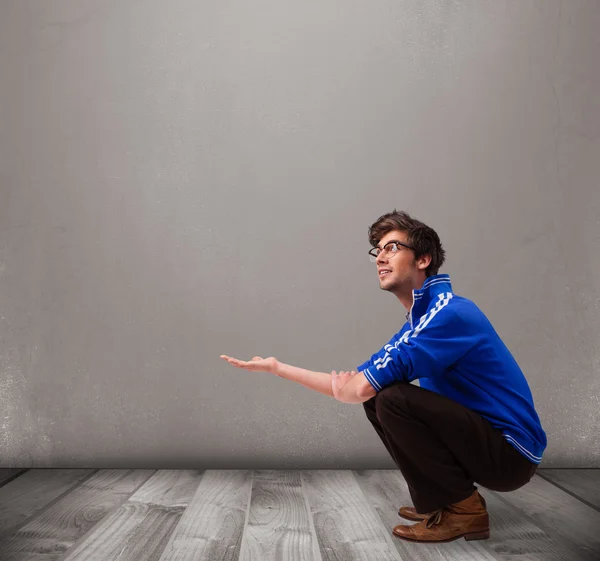 Young man presenting an empty copy space — Stock Photo, Image