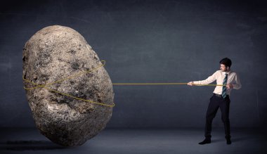 bir ip ile büyük rock çekerek işadamı 