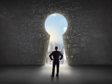 Parlak şehir manzaralı anahtar deliğine bakan bir işadamı 