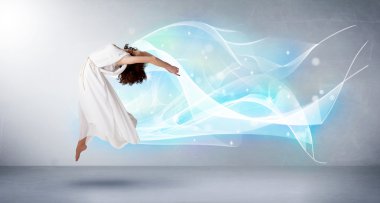 Etrafında soyut mavi eşarpla atlayan sevimli bir genç.