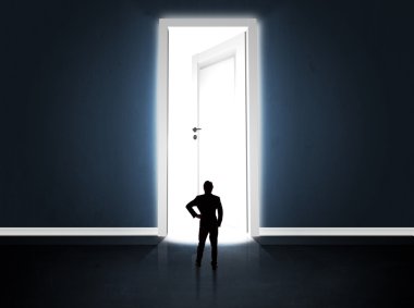 Büyük parlak kapıyı açan bir iş adamı.