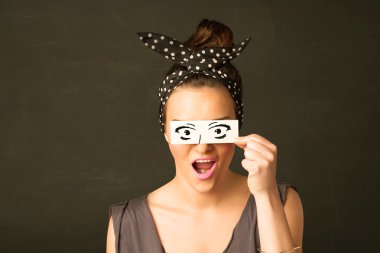 Aptal delikanlı, el çizimi göz kağıdıyla bakıyor.