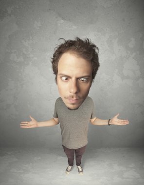 Koca kafa ile komik kişi