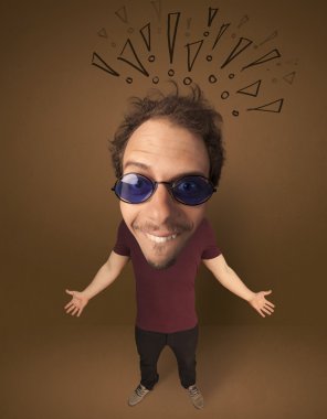 Sosyal ünlem işaretli koca kafalı insan.