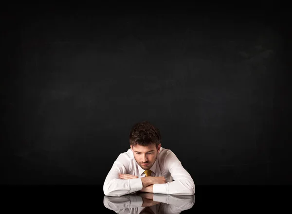 Zakenman zit aan een bureau — Stockfoto