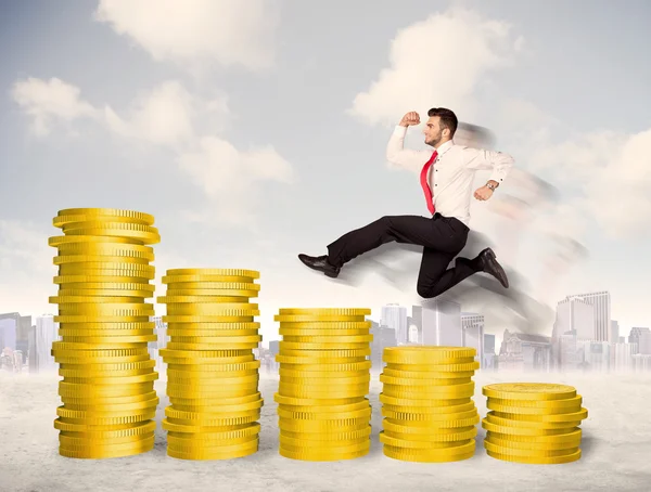 Успешный бизнесмен, прыгающий на золотых монетах — стоковое фото