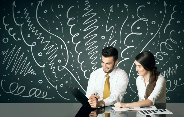 Zakelijke paar met krullend lijnen en pijlen — Stockfoto