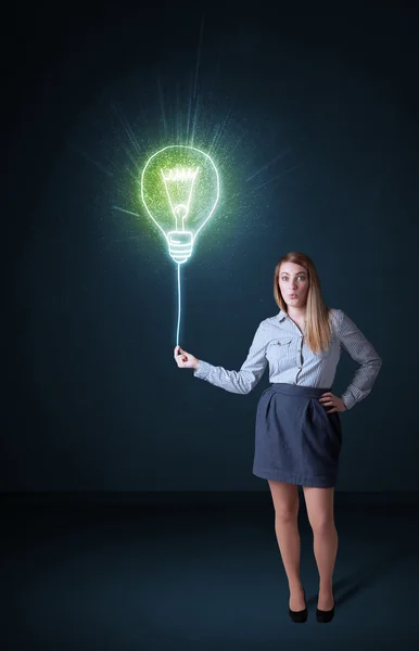 Femme d'affaires avec une ampoule d'idée — Photo