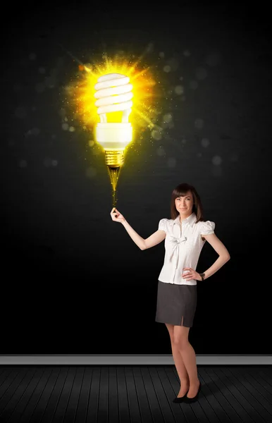 Femme d'affaires avec une ampoule écologique — Photo